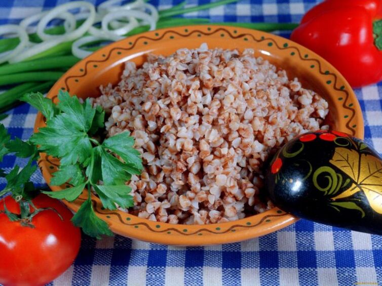 gekachten Buckwheat an Tomaten fir Gewiichtsverloscht