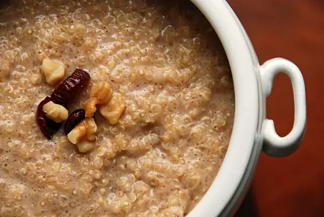 Wann Dir de Getreidedag vun der Diät 6 Bléieblieder verfollegt, kënnt Dir e puer Nëss an de Porridge addéieren